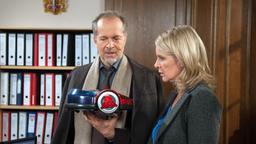 Arthur (Jochen Horst) stellt Nora (Anne Moll) seine neue Putzhilfe vor.