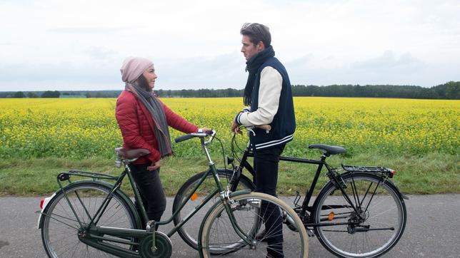 Astrid (Claudia Schmutzler) glaubt getroffen, dass Alex (Philipp Oliver Baumgarten) zweigleisig fährt.