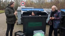 Ben (Hakim Michael Meziani) hilft Vivien (Anna Mennicken) und Hannes (Claus Dieter Clausnitzer) aus der Patsche, als diese beinahe beim Containern erwischt werden.