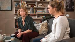 Britta (Jelena Mitschke) klärt Sara (Antonia Jungwirth) über die Risiken und vor allem die Kosten des Social Freezing auf.