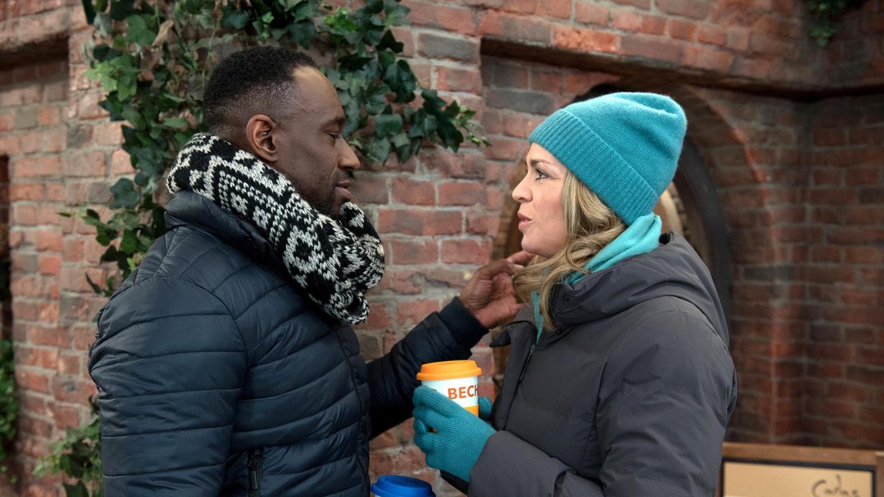 Britta (Jelena Mitschke) und Hendrik (Jerry Kwarteng) sind liebevoll vereint, obwohl weiterhin ein Geheimnis zwischen ihnen steht.