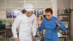 Carla (Maria Fuchs) und Henri (Cecil von Renner) konzentrieren sich unabhängig voneinander auf den Dessert-Wettbewerb. Doch dann stoßen beide in ihrer Aufregung mit ihren Tellern zusammen, und während draußen die Jury wartet liegen die herrlichen Kreationen nebeneinandergepatscht auf der Küchenplatte.