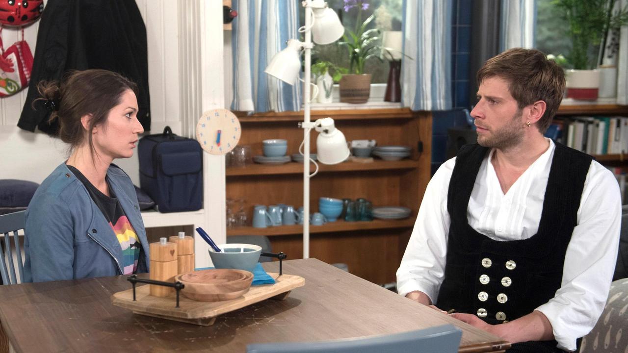 Christian (Marlon Putzke) plagt die ungeklärte Situation mit Eliane (Samantha Viana).