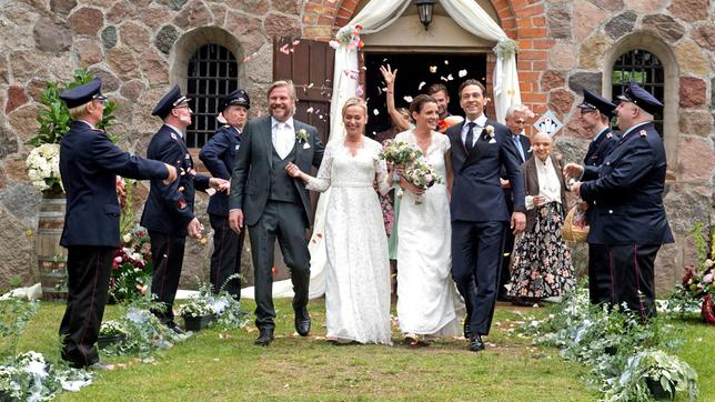 Doppelhochzeit: Die Hochzeitspaare Jens (Martin Luding) und Mona (Jana Hora-Goosmann) sowie Tatjana (Judith Sehrbrock) und Paul (Leander Lichti) schreiten aus der Kirche, wo sie von ihren Freunden empfangen werden (mit Thore Lüthje h.M., Gerry Hungbauer, 4.v.r., Jelena Petrenko, 3.v.r. und Komparsen).