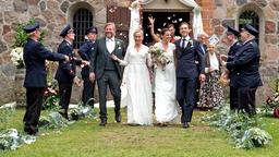 Doppelhochzeit: Die Hochzeitspaare Jens (Martin Luding) und Mona (Jana Hora-Goosmann) sowie Tatjana (Judith Sehrbrock) und Paul (Leander Lichti) schreiten aus der Kirche, wo sie von ihren Freunden empfangen werden (mit Thore Lüthje h.M., Gerry Hungbauer, 4.v.r., Jelena Petrenko, 3.v.r. und Komparsen).