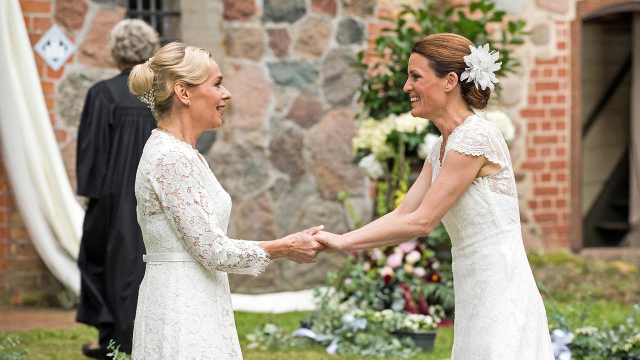 Doppelhochzeit: Mona (Jana Hora-Goosmann) und Tatjana (Judith Sehrbrock) versichern sich ihre tiefe Freundschaft und begleiten sich gegenseitig zum Altar (mit Edelgard Hansen, h.).