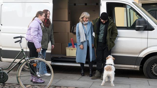 Durch den blinden Passagier Betty, wird Leos (Daniel Hartwig) und Katrins (Nicole Ernst) Abfahrt kurz verzögert. Franzi (Sofie Junker) und Mia (Leonie Beuthner) sind erleichtert, als der Hund wieder auftaucht.