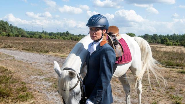 Eva (Andrea Lüdke) sabotiert aus Missgunst Sonjas Pferd für die Schleppjagd.