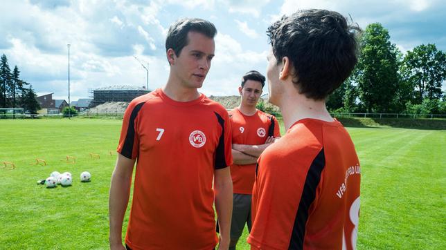 Finn (Lucas Bauer) steht selbstbewusst zu seiner Beziehung mit Nici. (Mit Dustin Piet Lange, l. und Jan Hille)