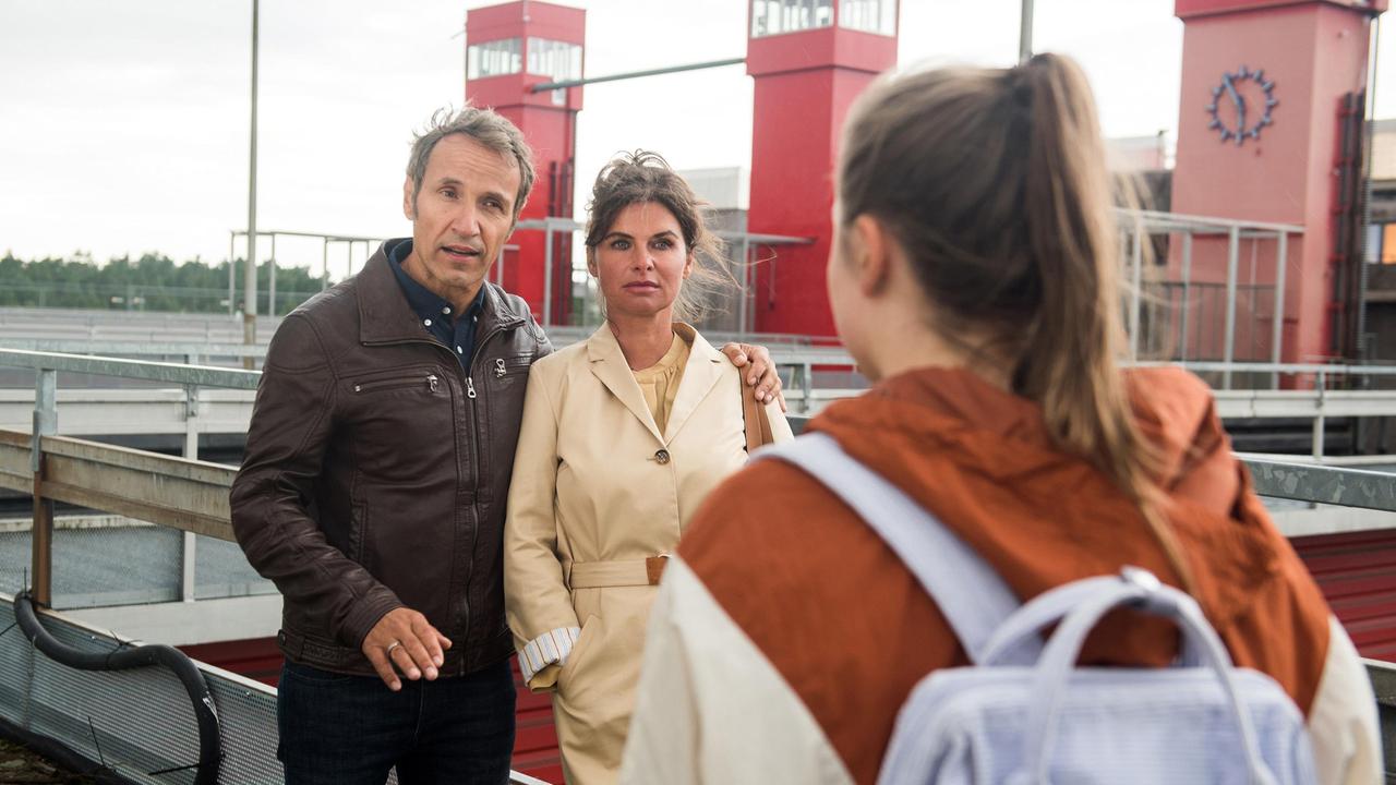 Florian (Stefan Plepp) spricht ein Machtwort, als Mia (Leonie Beuthner) seine Ehe mit Anke (Anne Brendler)  in frage stellt.