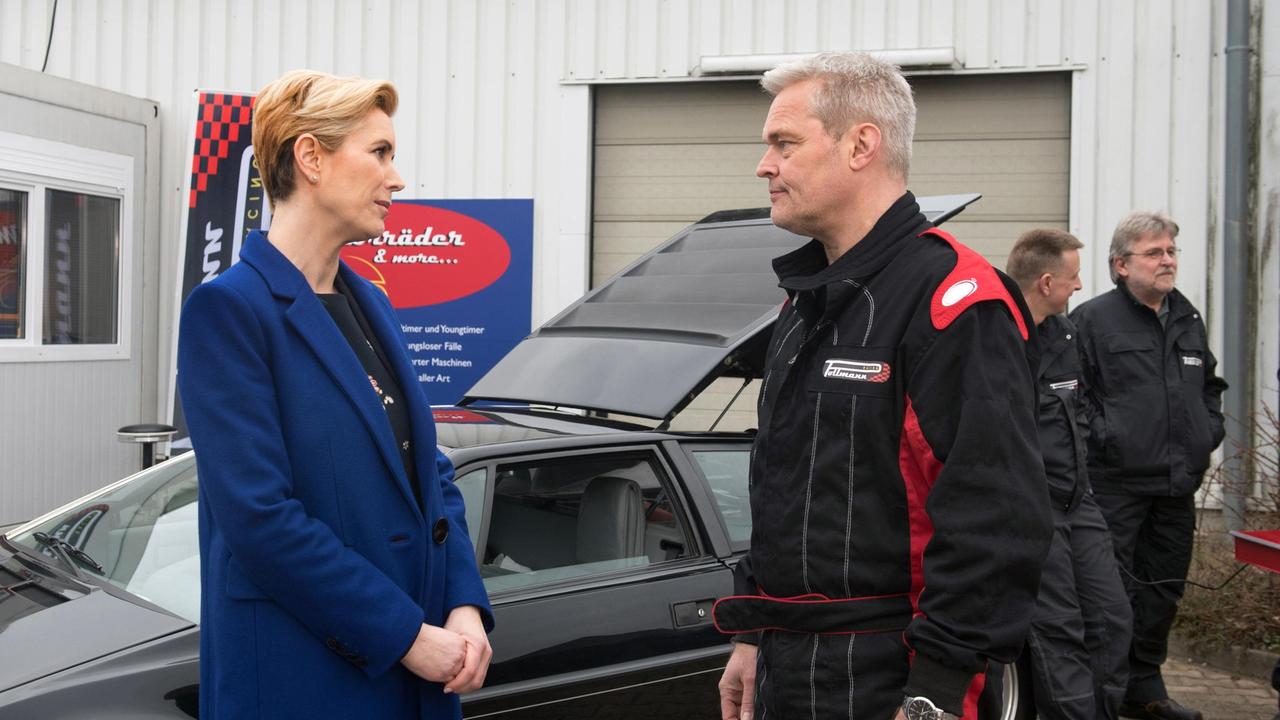 Frank (Axel Buchholz) versucht vergeblich, sich bei Simone (Dorothea Schenck) für die Erhaltung von Bens Werkstatt einzusetzen.