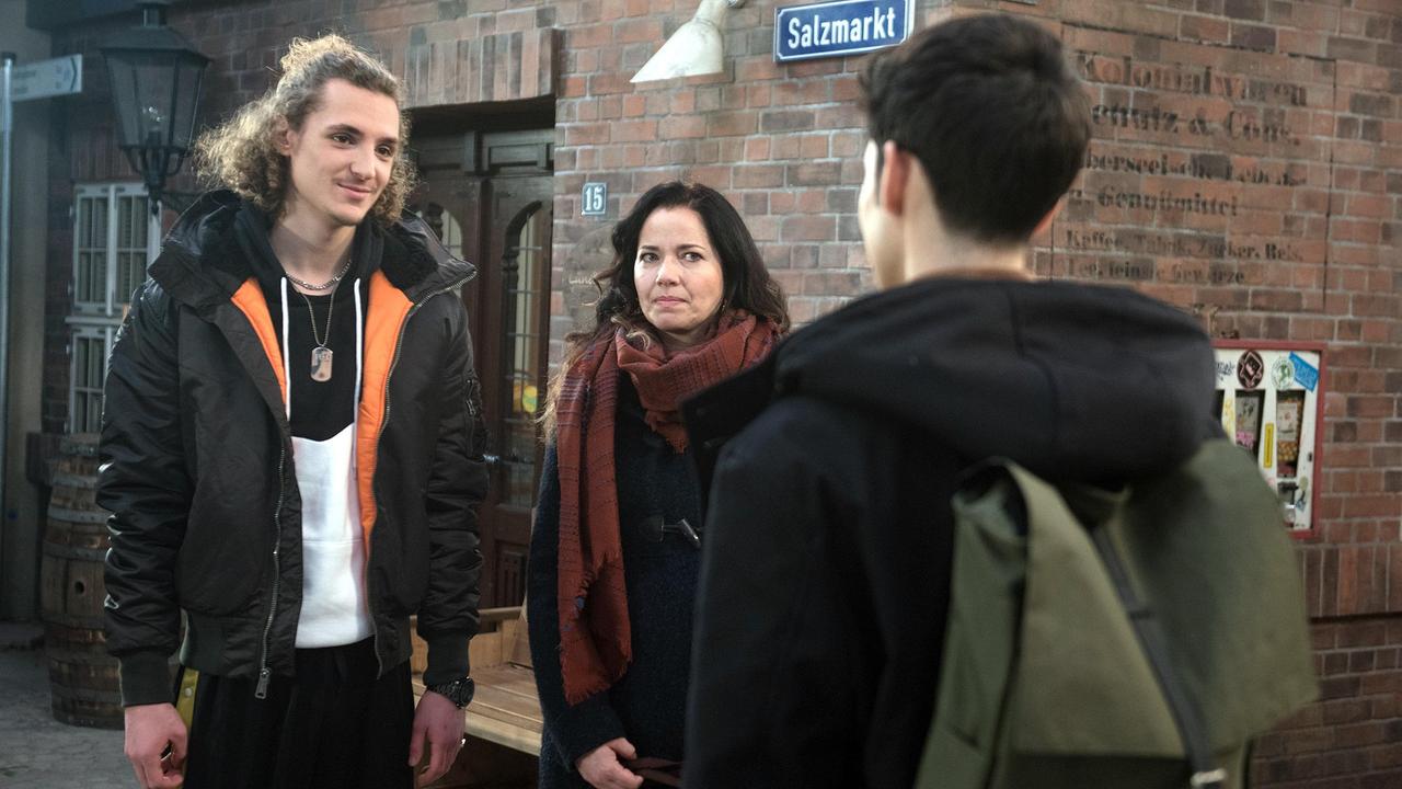 Freddy (Marco Valero) trotzt Anton (Jean-Luc Caputo) mit neuem Selbstbewusstsein (mit Katja Frenzel).