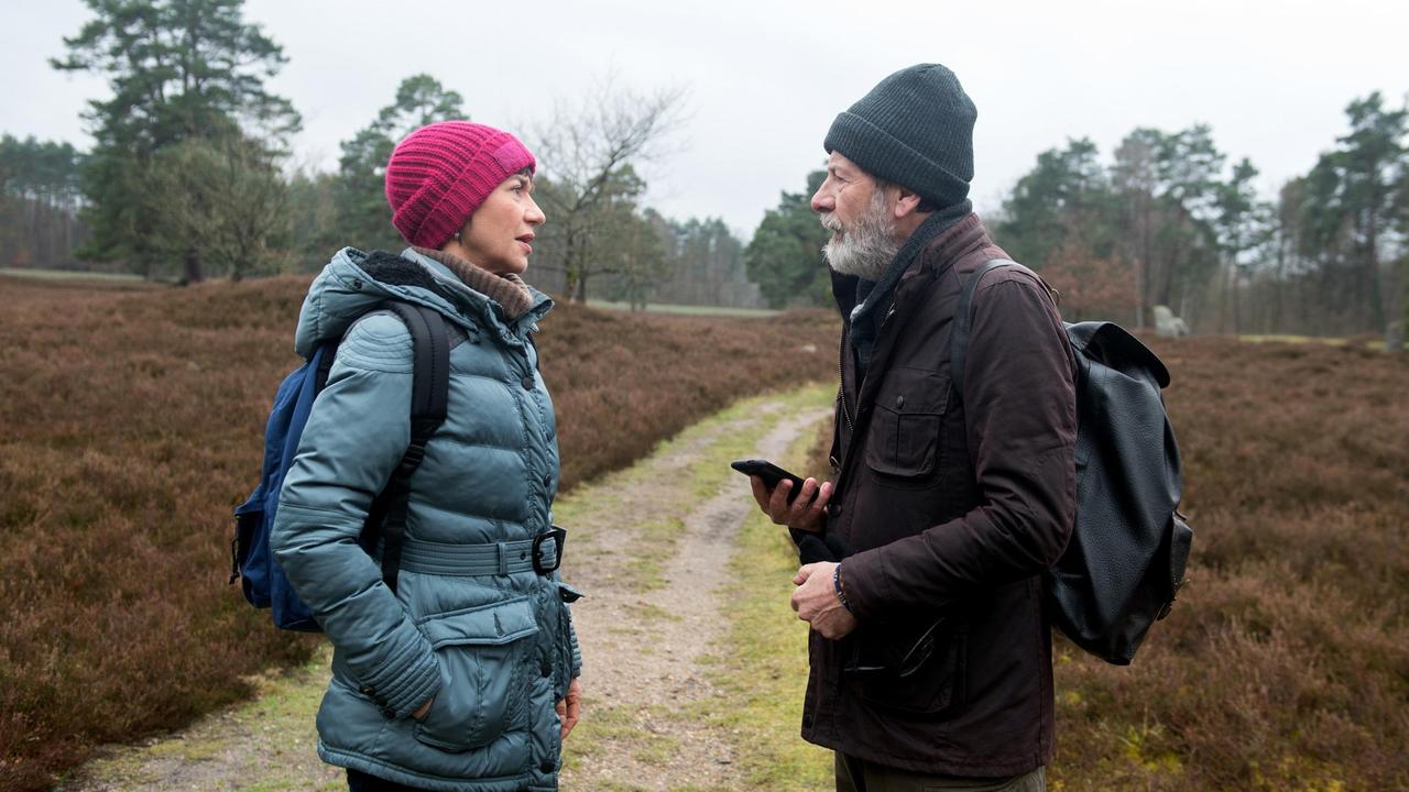 Gunter (Hermann Toelcke) bricht die Wanderung mit Merle (Anja Franke) wütend ab, als er erkennt, dass sie in seiner Abwesenheit einen heftigen Flirt mit Peter Mangold hatte.