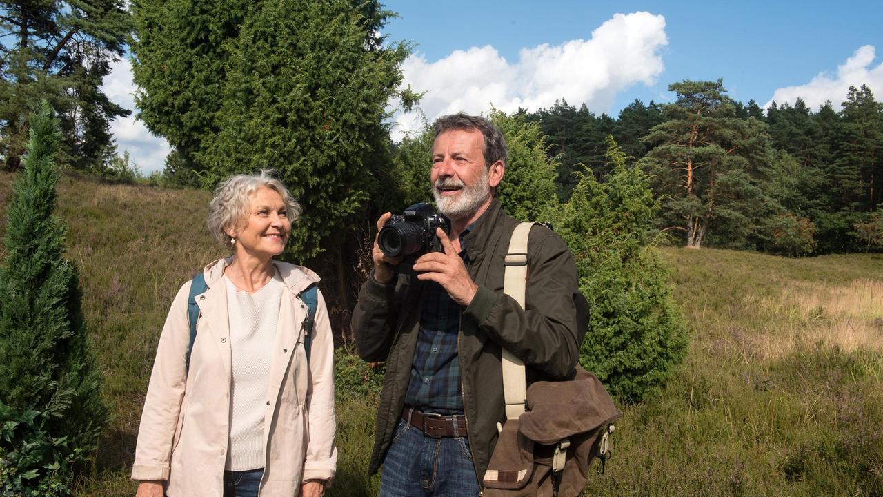 Gunter (Hermann Toelcke) und Dörte (Edelgard Hansen) finden das perfekte Fotomotiv für die Lobby.