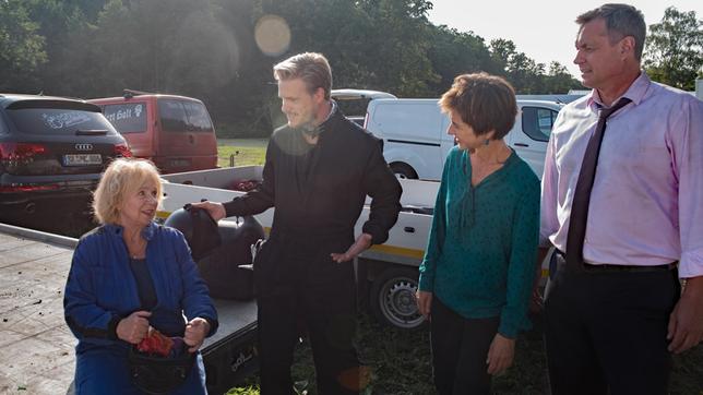 Heizer (Frederic Heidorn) bittet Erika (Madeleine Lierck-Wien), bei ihm als Co-Pilotin einzuspringen (mit Anja Franke, 2.v.r. und Joachim Kretzer).