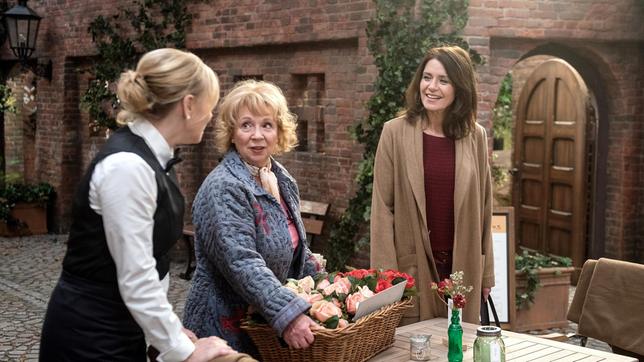 Helen (Patricia Schäfer) findet Gefallen an der Idee, ein Cupcake-Popup-Café in Lüneburg zu eröffnen (mit Dana Golombek, l. und Madeleine Lierck-Wien).