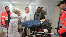 Hendrik (Jerry Kwarteng) ist zur Stelle, als Britta (Jelena Mitschke) ins Krankenhaus eingeliefert wird. Dörte (Edelgard Hansen) erfährt erschrocken, dass Merle Britta angefahren hat (mit Komparsen).