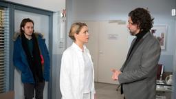 Henri (Cecil von Renner) befürchtet, dass Volker (Gregory B. Waldis) bei Britta (Jelena Mitschke) gegen Nora intrigiert.