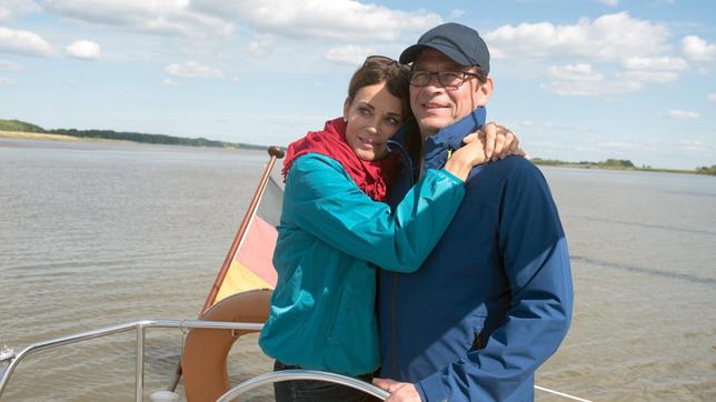 Hilli (Gerit Kling) und Cornelius (Tom Mikulla) genießen ihren Segelausflug.