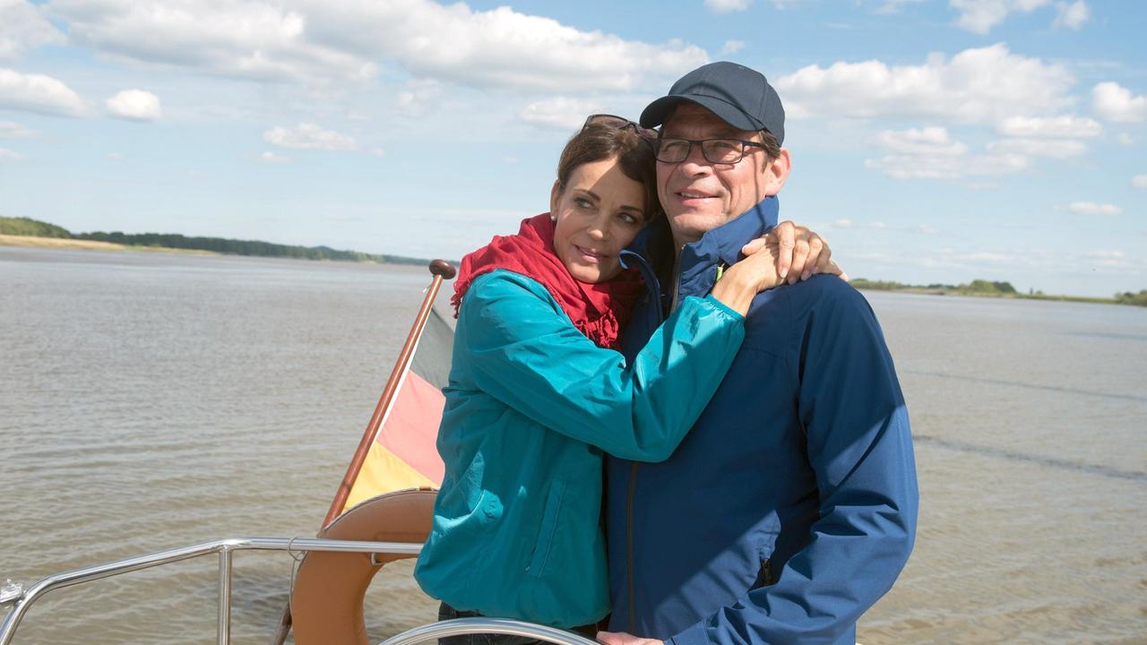 Hilli (Gerit Kling) und Cornelius (Tom Mikulla) genießen ihren Segelausflug.