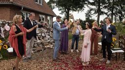 Hochzeit: Astrid (Claudia Schmutzler) und Alex (Philipp Oliver Baumgarten) feiern mit ihren Freunden Gitte (Wookie Mayer), Bruno (Wolfgang Häntsch), Tina (Katja Frenzel), Ben (Hakim Michael Meziani), Jens (Martin Luding) und Britta (Jelena Mitschke) ein rauschendes Fest.