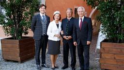 Hochzeit im Burgenland: Johanna (Brigitte Antonius) hat ihrem Ferdi (Fritz von Friedl) das Jawort gegeben. Mit den Trauzeugen Thomas (Gerry Hungbauer) und Theo (Frederic Bhle) warten Sie vor dem Standesamt auf die Kutsche.