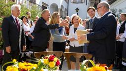 Hochzeit im Burgenland: Johannas Stammbuch ist endlich eingetroffen, Theo (Frederic Böhle) wächst als Trauzeuge über sich hinaus und Frau Klostermann (Sarah Wiener) ist zur rechten Zeit am rechten Ort. Die Hochzeit von Johanna (Brigitte Antonius) und Ferdi (Fritz von Friedl) kann stattfinden (mit Gerry Hungbauer, l. und Komparsen).