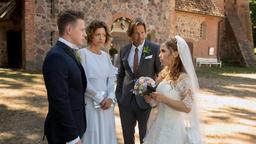 Hochzeit: Moritz (Felix Jordan) und Eteri (Marija Mauer) müssen fürchten, dass es Eteris Familie nicht rechtzeitig zur Kirche schafft. Sonja (Madeleine Niesche) und Ben (Hakim Michael Meziani) stehen den beiden bei.