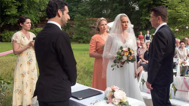 Hochzeit: Vor dem Standesbeamten wartet Amelie (Lara-Isabelle Rentinck, 2.v.r..) mit Eliane (Samantha Viana) und Britta (Jelena Mitschke, Mitte im HG) auf das Ja-Wort von Gregor (Wolfram Grandezka).