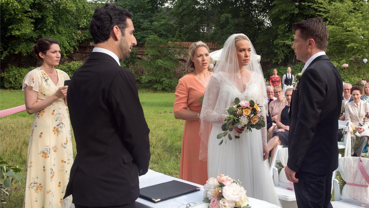 Hochzeit: Vor dem Standesbeamten wartet Amelie (Lara-Isabelle Rentinck, 2.v.r..) mit Eliane (Samantha Viana) und Britta (Jelena Mitschke, Mitte im HG) auf das Ja-Wort von Gregor (Wolfram Grandezka).