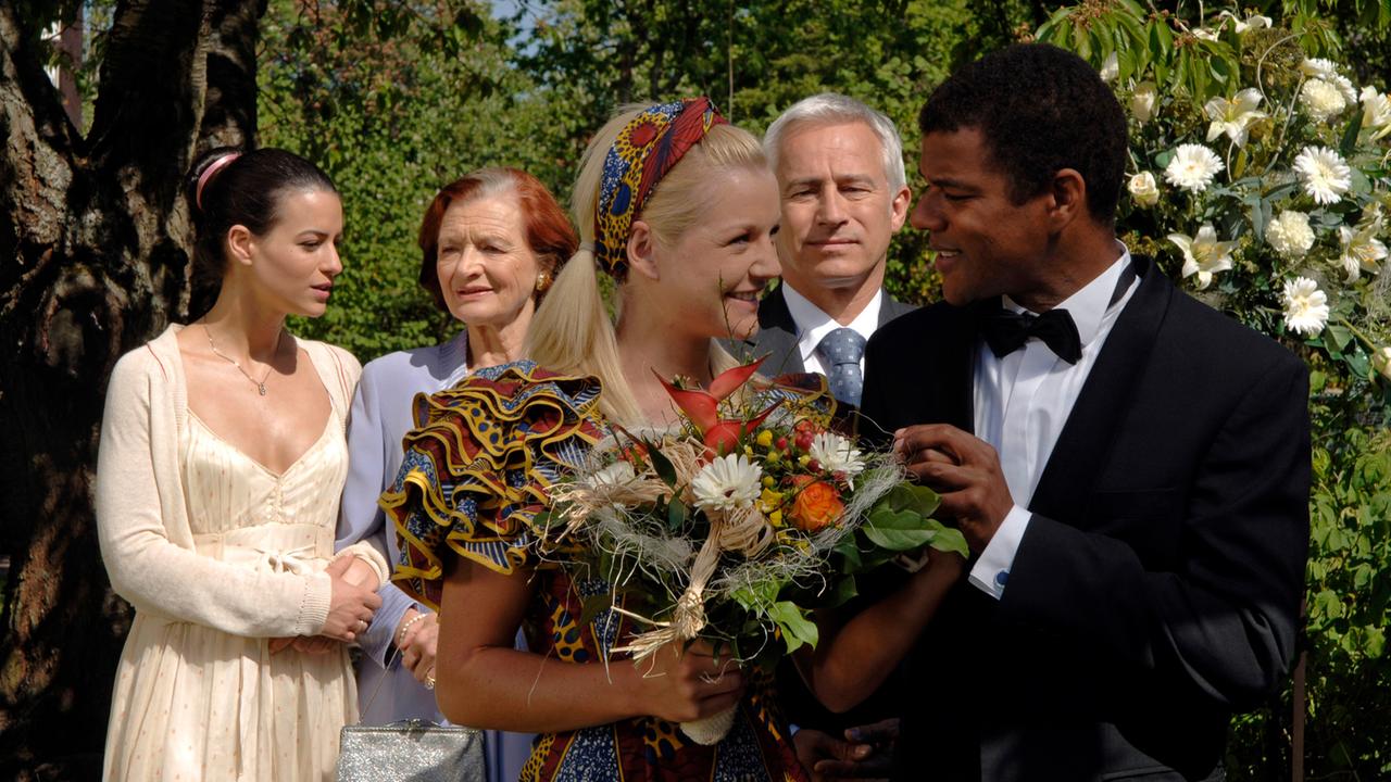 Die Trauung von Jule und Kojo. V.l.n.r. Tanja (Anna Lena Class), Johanna (Brigitte Antonius), Jule Jansen (Kim-Sarah Brandts),Thomas Jansen (Gerry Hungbauer),	Kodjo (Ernest A. Hausmann).