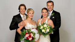 Doppel-Hochzeit zu fünft bei Rote Rosen: Die Freundinnen Britta (Jelena Mitschke, 2.v.l.) und Carla (Maria Fuchs, 2.v.r.) strahlen mit ihren zukünftigen Ehemännern Ben (Hakim-Michael Meziani, l.) und Torben (Joachim Kretzer, r.) um die Wette. Stolz präsentiert Britta ihren Baby-Bauch – den fünften im Bunde.