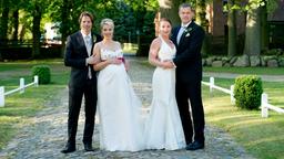 Doppel-Hochzeit zu fünft bei Rote Rosen: Die Freundinnen Britta (Jelena Mitschke, 2.v.l.) und Carla (Maria Fuchs, 2.v.r.) strahlen mit ihren zukünftigen Ehemännern Ben (Hakim-Michael Meziani, l.) und Torben (Joachim Kretzer, r.) um die Wette. Stolz präsentiert Britta ihren Baby-Bauch – den fünften im Bunde.