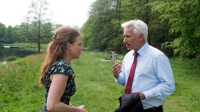Bild: ARD/Nicole Manthey Ilona (Annika Martens) gebietet Thomas (Gerry Hungbauer) Einhalt, als sie glaubt, dass er ihr eine Liebeserklärung machen will.