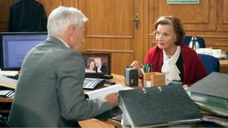 Johanna (Brigitte Antonius) überredet Thomas (Gerry Hungbauer), sich höchstpersönlich um die Foto-Session  zu kümmern.