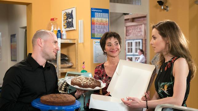 Kim (Hedi Honert) und Merle (Anja Franke) buhlen um die Dienste von Tanzlehrer René (Oliver Petszokat).