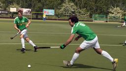 Laurenz (Volkmar Leif Gilbert, l. mit Komparse) zeigt beim Hockey-Spiel vollen Einsatz.