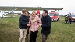 Margret (Solveig August) gelingt es zur Erleichterung aller, das Flugzeug doch noch sicher zurück auf den Boden zu bringen (mit Volkmar Leif Gilbert, l., Anja Franke, 2.v.l., Gerit Kling, 2.v.r. und Tom Mikulla).