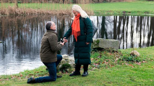 Mathias (Makke Schneider) macht der überraschten Sandra (Theresa Hübchen) einen Heiratsantrag.