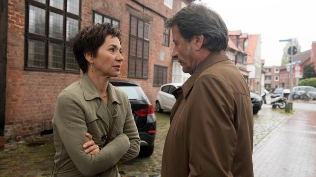 Bild: ARD/Nicole Manthey Merle (Anja Franke) ist erleichtert, als Gunter (Hermann Toelcke) sich bereit erklärt, eine Therapie zu machen.
