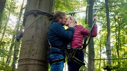 Mona (Jana Hora-Goosmann) hat einen Magic Moment mit Jens (Martin Luding) im Kletterpark.