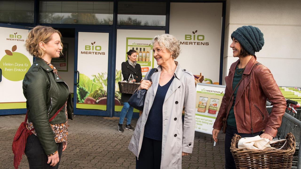 Nach der Versöhnung mit Simon, stellt Sara (Antonia Jungwirth) vor Dörte (Edelgard Hansen) und Merle (Anja Franke) zufrieden fest, dass ihr Leben gerne so sorglos bleiben darf, wie es ist (mit Komparin).