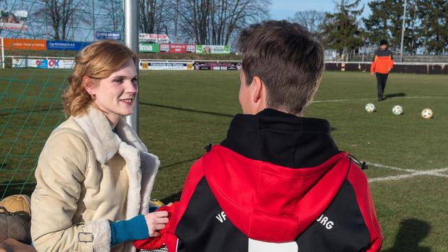 Nici (Lucy Hellenbrecht) und ihr Unbekannter erleben, ein magisches Wiedersehen (Lucas Bauer)