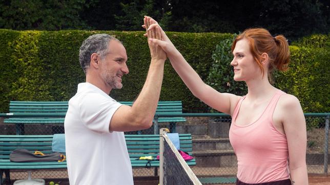 Nici (Lucy Hellenbrecht) und Mathias (Makke Schneider) kommen sich beim Tennistraining näher