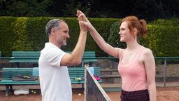 Nici (Lucy Hellenbrecht) und Mathias (Makke Schneider) kommen sich beim Tennistraining näher