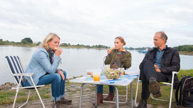 Nora (Anne Moll) und Edda (Leonie Landa) ahnen nicht, dass die von Henri zubereiteten Sandwiches, womöglich tödliche Herbstzeitlose enthalten (mit Jochen Horst).