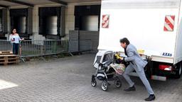 Petrov (Mark Zak) riskiert, entdeckt zu werden, indem er das Baby rettet. Mit Tina (Katja Frenzel)