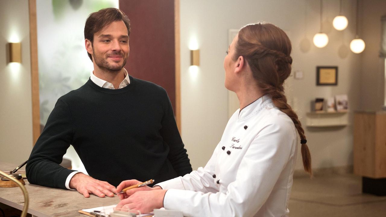 Philip (Marc Schöttner) flirtet weiterhin mit Carla (Maria Fuchs).