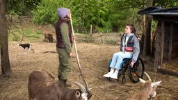 Pia (Clara Apel) sucht aufgelöst Zuflucht bei Astrid (Claudia Schmutzler).