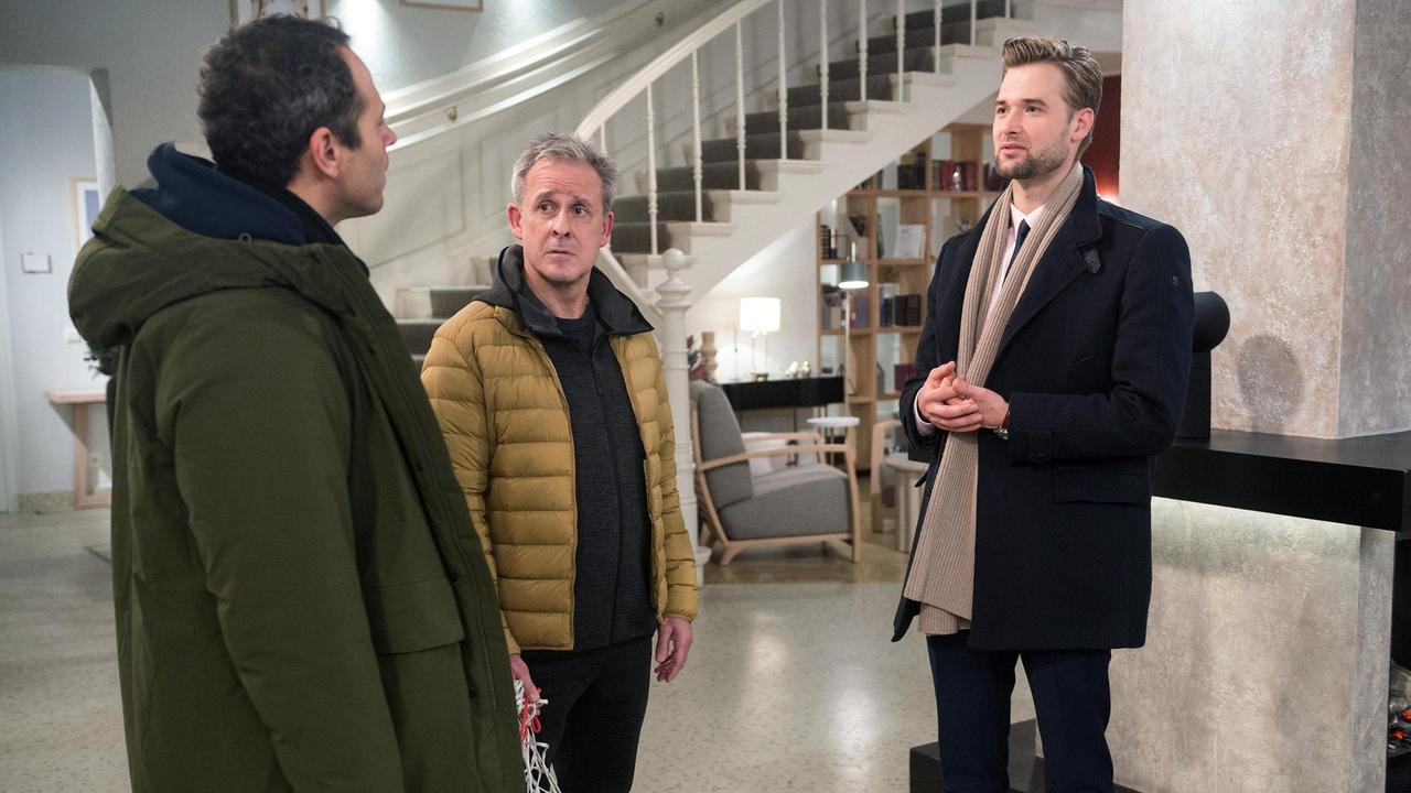 Pierre Littbarski ist zu Besuch bei den Heidekickern in Lüneburg, Leo (Daniel Hartwig) und Simon (Thore Lüthje) betreuen ihn.